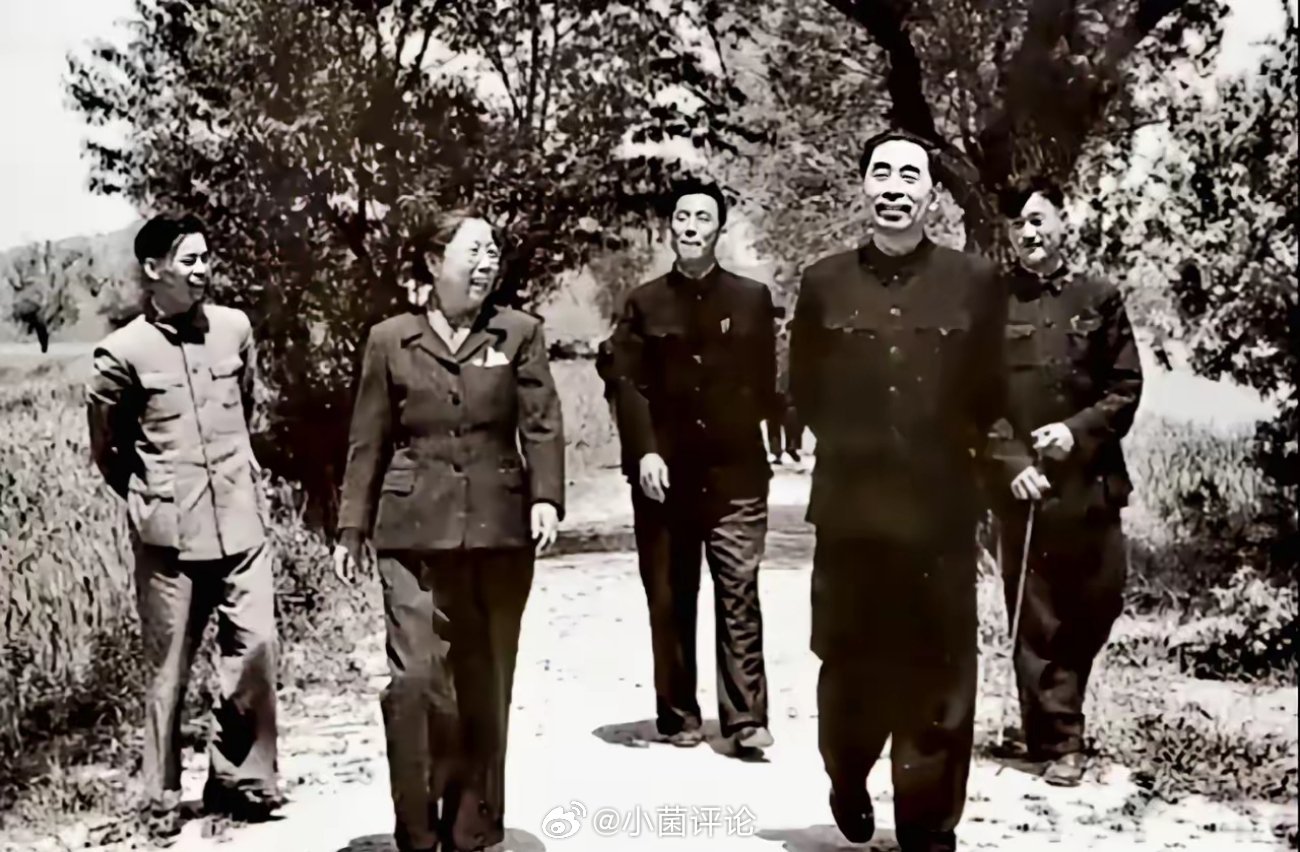 50年代周恩来总理和邓颖超同志诳公园时的珍贵照片。非常难得，看到的人极少。 ​​