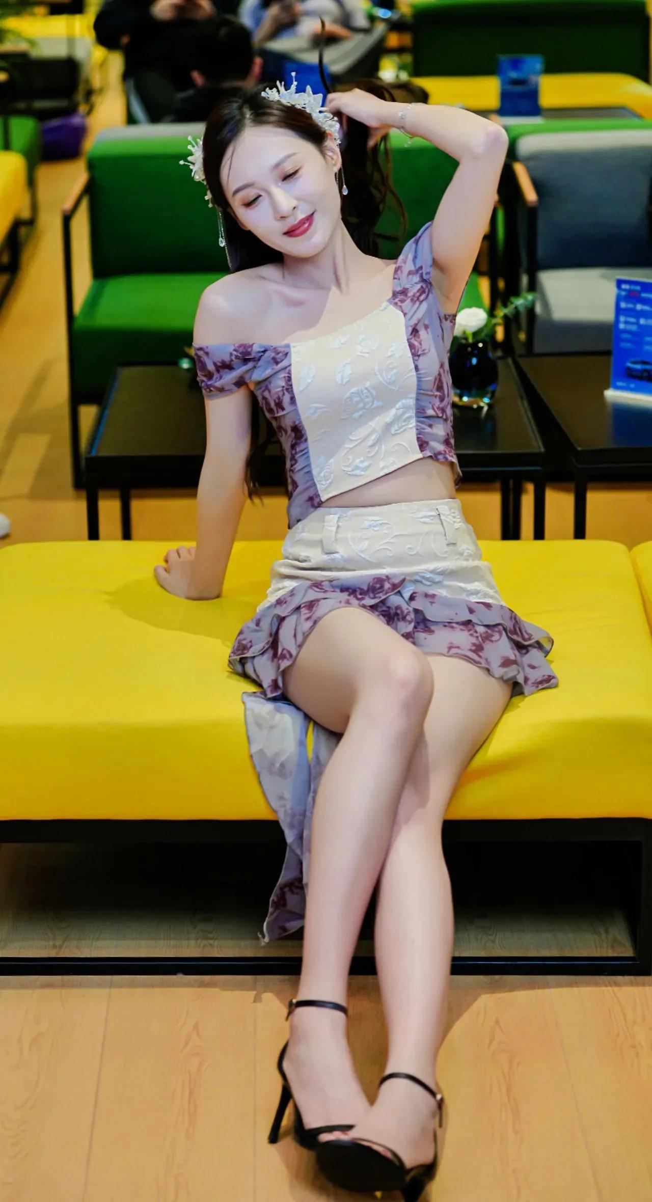 绝色美女小龙鼠