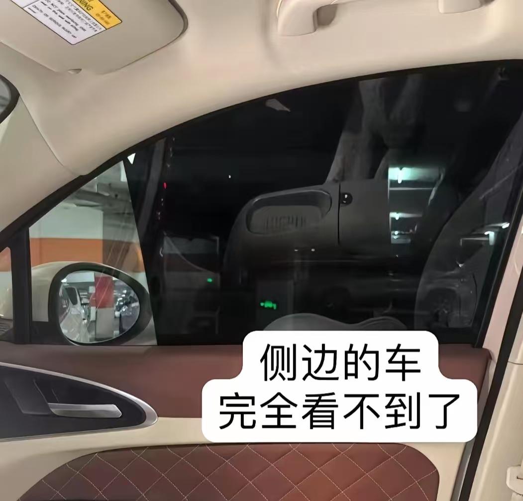 再说一遍，一定不要贴4s店免费赠送的车膜，没有一个是好的。
车膜的作用一个是保护