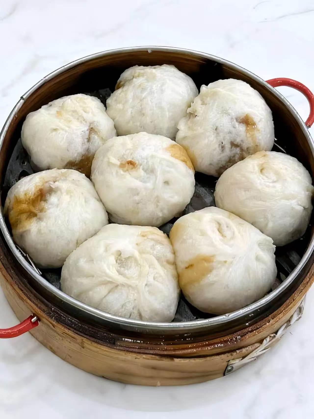 我家小区旁边有个米线店也，一开始卖10块一碗，猪肉涨价了就卖12块一碗，现在猪肉