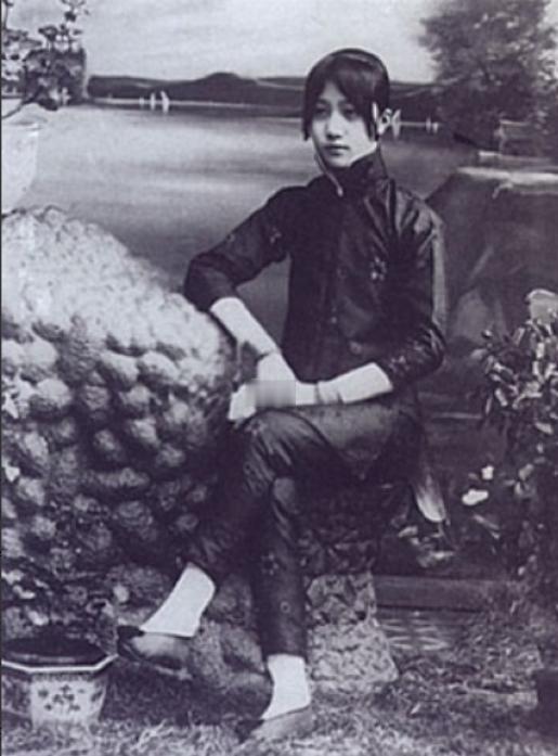 1914年，14岁的董竹君来了"月事"。很快，她的拍卖会，就被提上了议程。 
