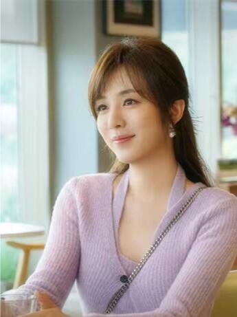 穿露脐装被疯狂Diss，年轻漂亮是原罪？