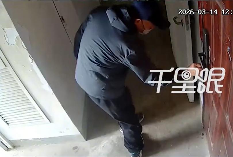 这个男子真缺德！专门用胶水去堵独居老人家的房门钥匙，这是要干嘛？
前不久，甘肃天