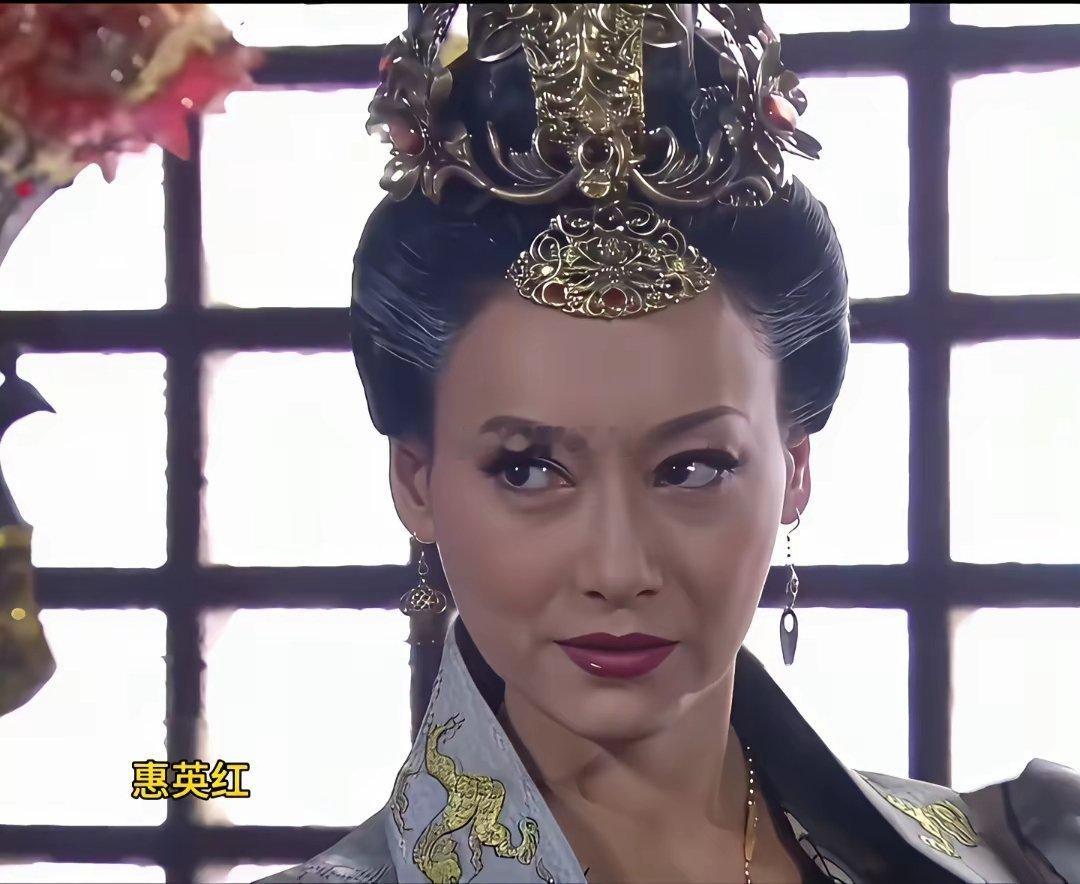 当惠英红和吕中同框同样都是饰演一代女帝武则天她们两个谁更霸气更胜一筹呢？ 