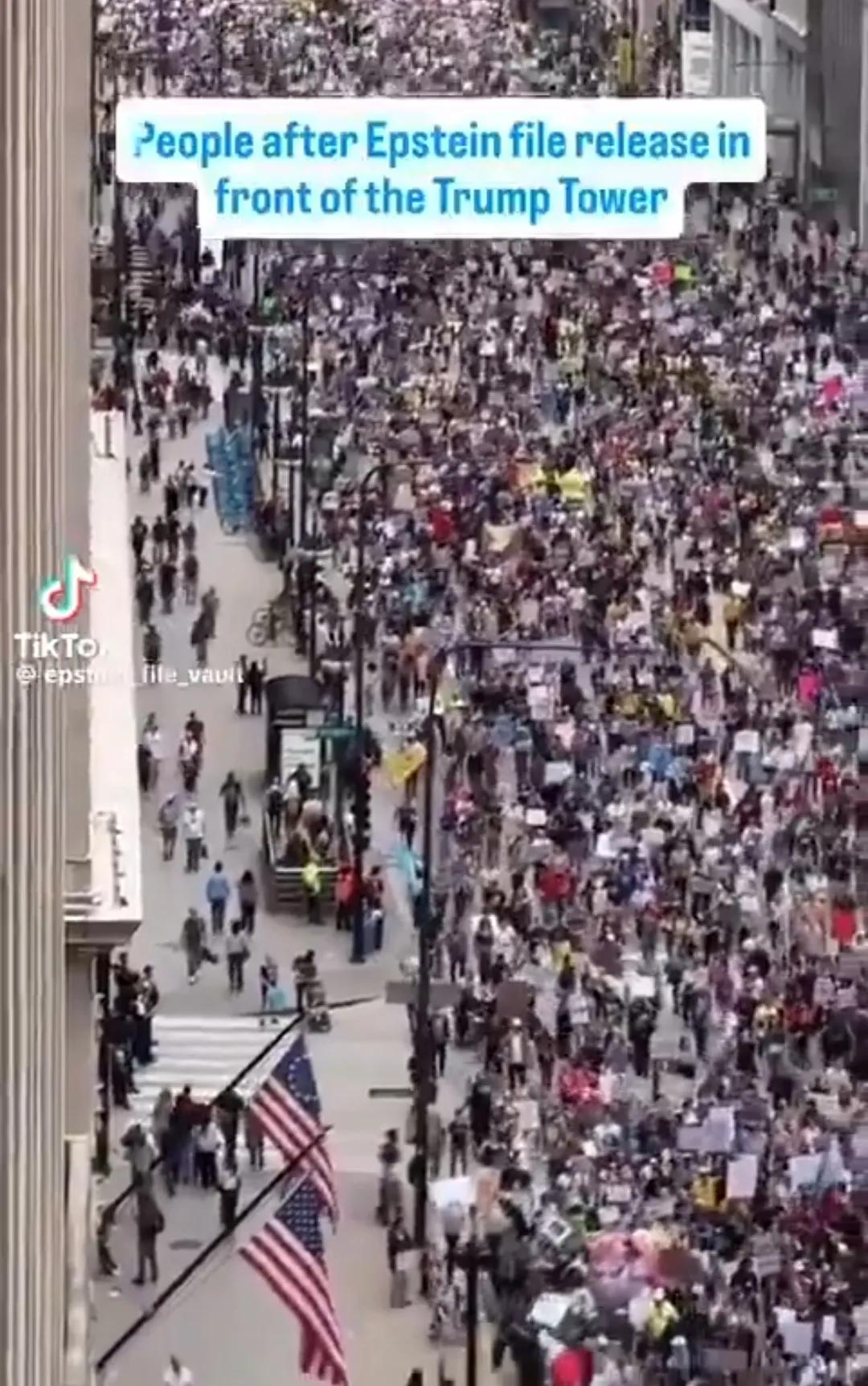 乌泱泱的美国民众聚集到特朗普大厦门口，齐刷刷向特朗普竖中指，庆祝美国司法部公开爱