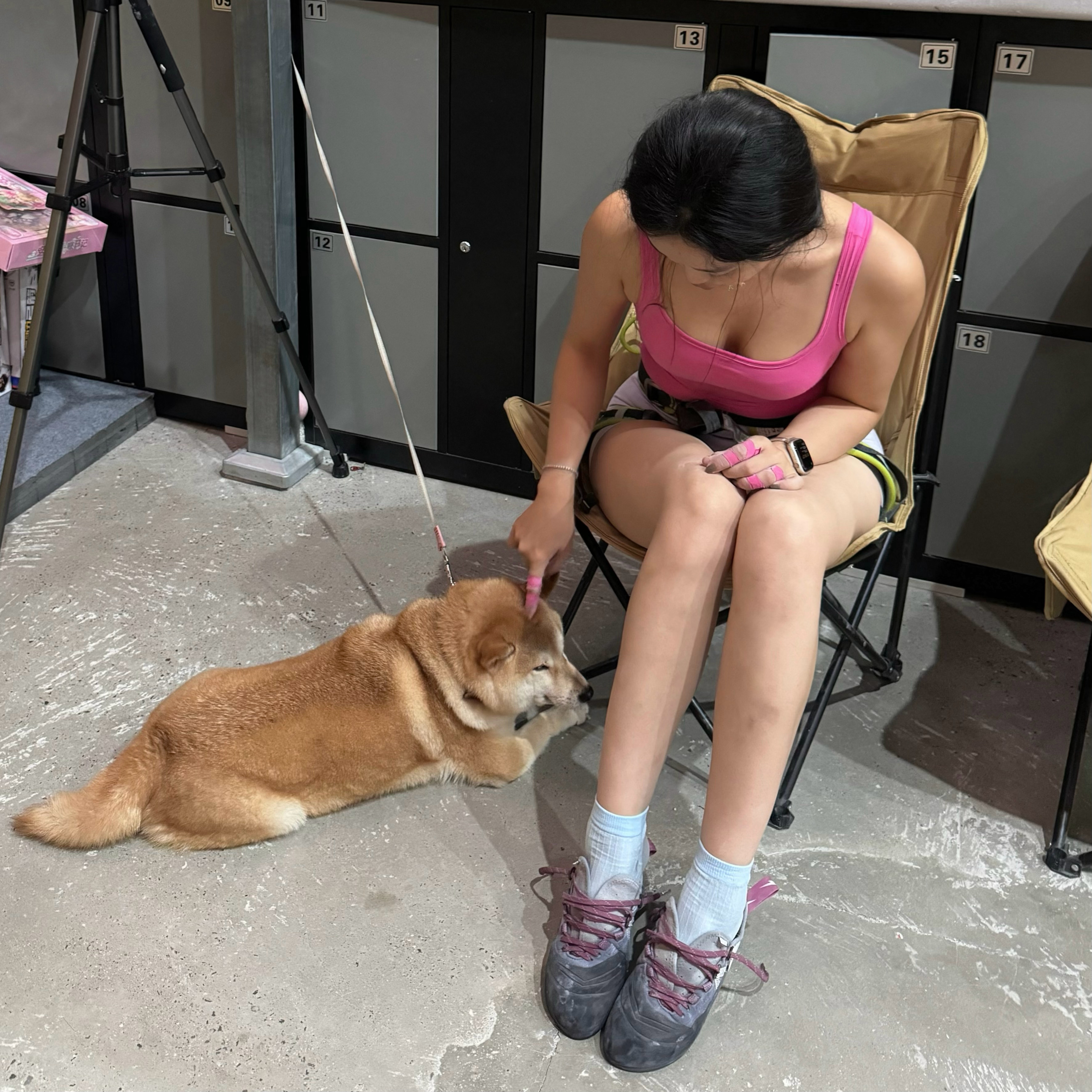 八月也过完了，小橙子开学了，她又长高一点。走进岩馆看到欣欣在墙下一团落寞的身影，