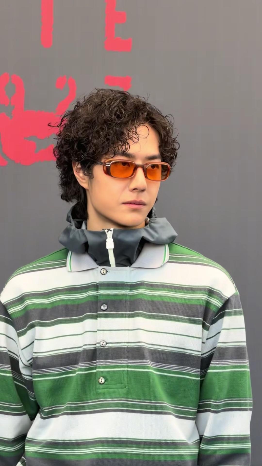 网上突然流传，
王一博的聊天记录，
内容涉及他的行程，
和购物记录，
甚至背后议