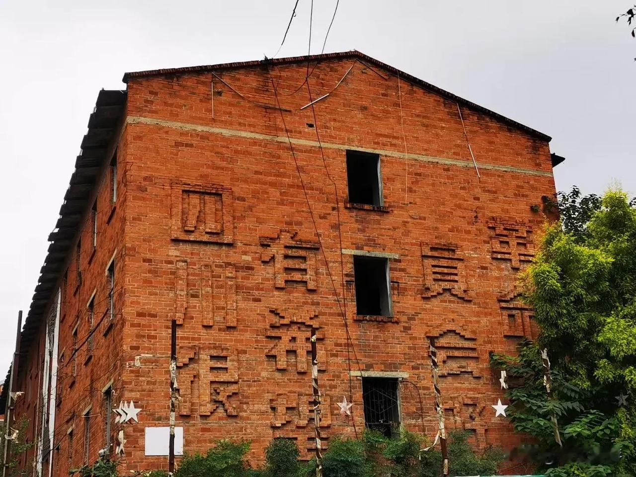 跃进路位于绵阳市涪城区工区街道，是绵阳的历史文化和商业之街，是全国著名的电子工业