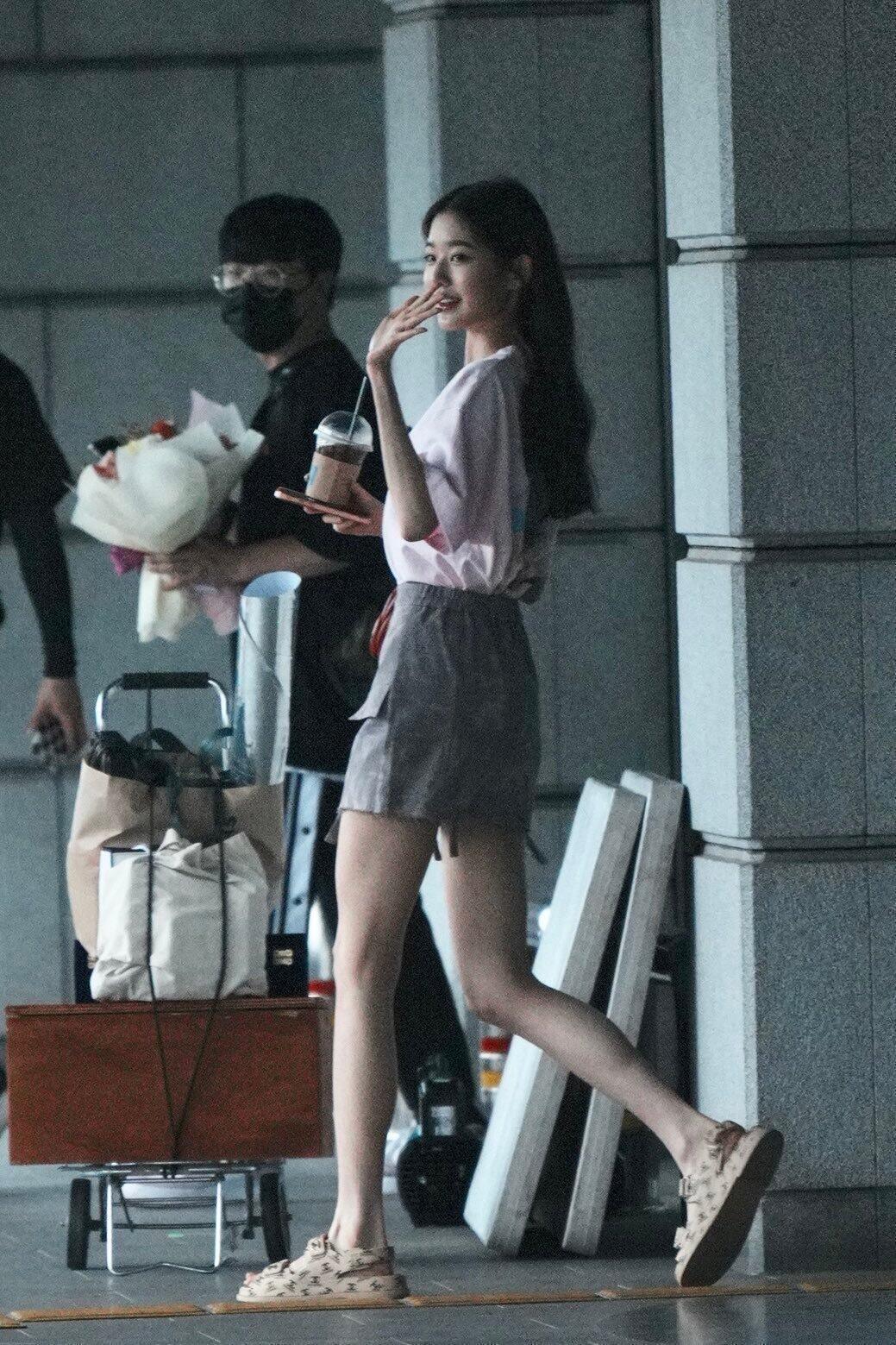 张元英腿长惹谁了看看新闻图和生图，从爱意时期就是长腿巨兔 