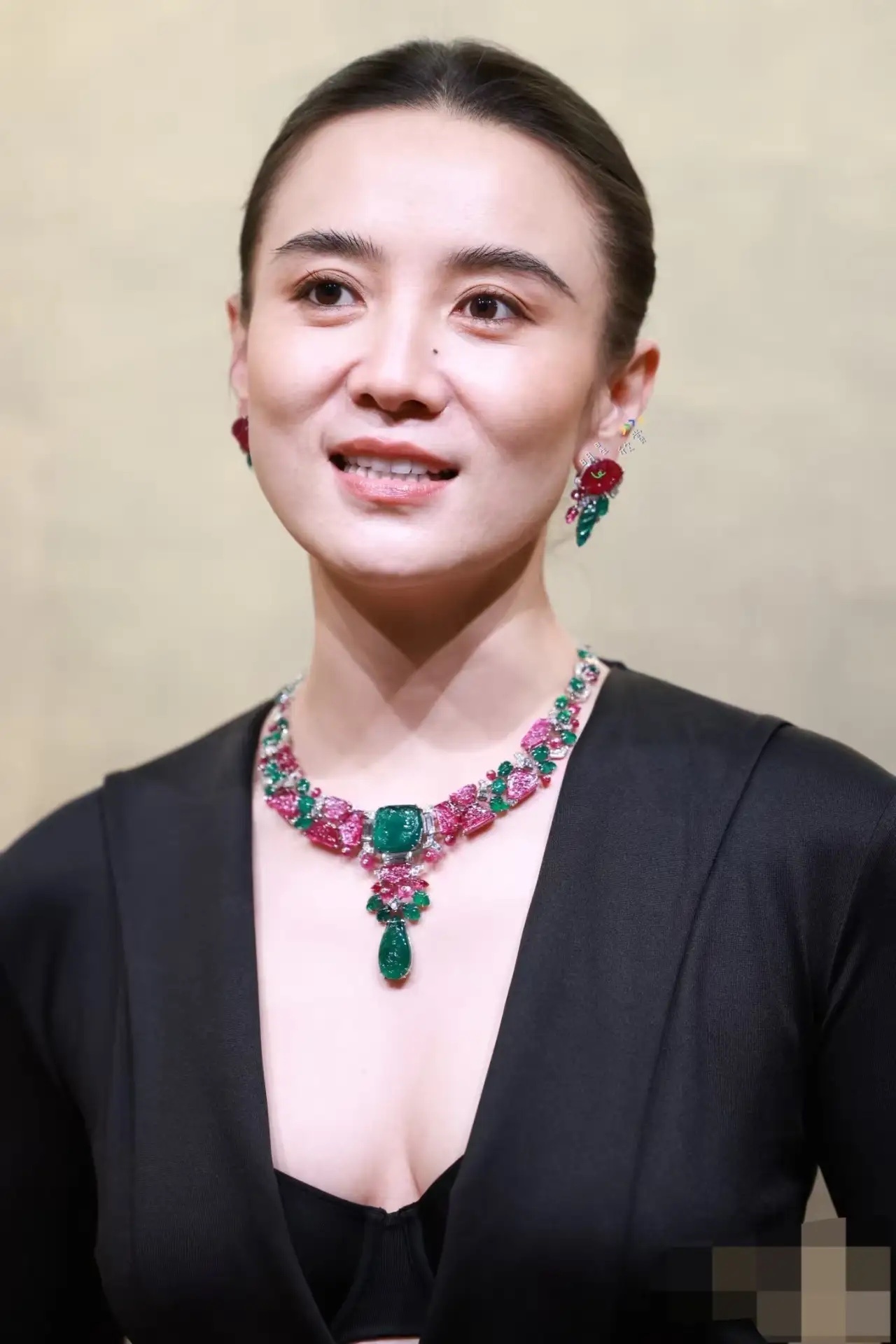 这是怎么回事，就是觉得宋佳总是和别人反着来，非得选择贴头大光明造型。 