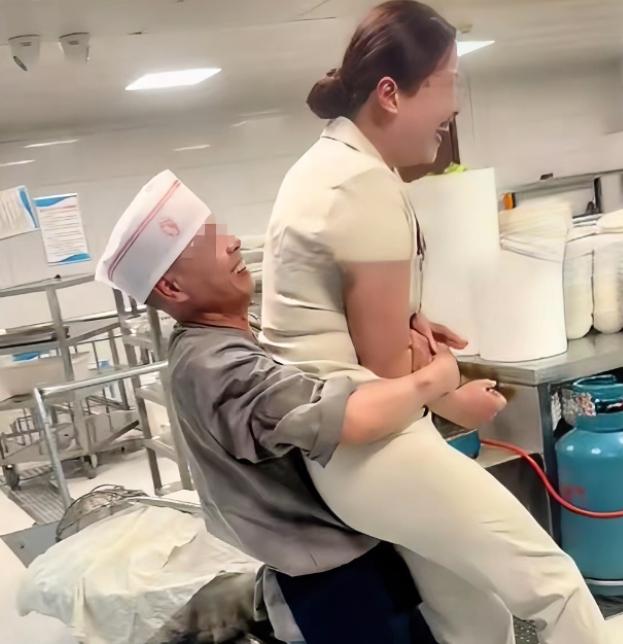 离谱出圈！邯郸小饭庄后厨实拍，厨师抱老板娘狂甩4下翻车，热搜炸屏了

最近邯郸全