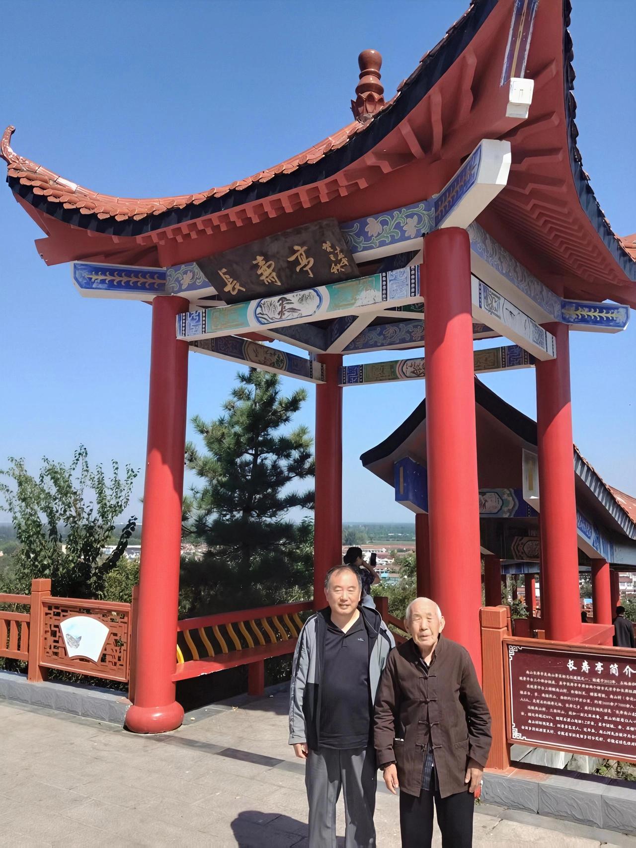 国庆不扎堆，10月2号，秋高气爽，风和日丽。40岁的儿子开车带着65岁的我、90