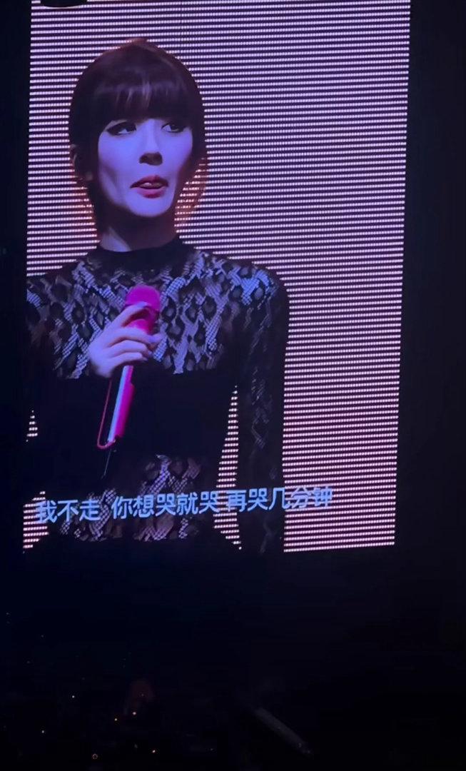 赵露思瘦到脸都凹陷了？ 