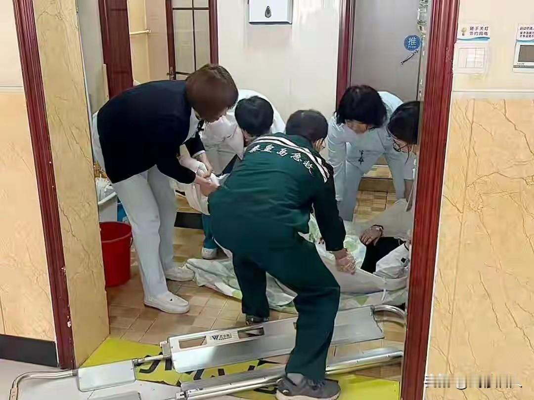 揪心！秦皇岛24岁宝妈陪娃输液，厕所意外诞下二胎，新生儿坠地后奇迹发生
谁能想到