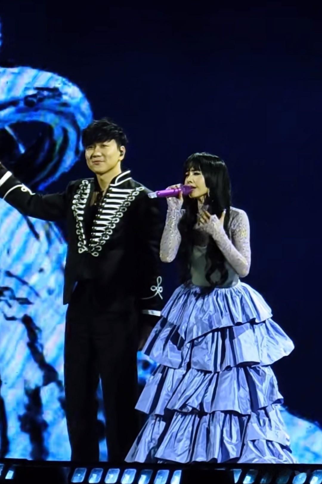 林俊杰和蔡依林唱疯了，合唱经典歌曲一首接一首，6月13日，蔡依林北京演唱会第二天
