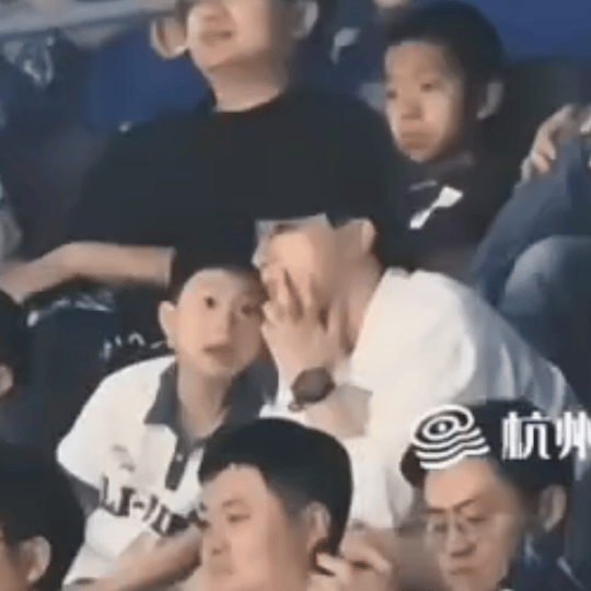 马龙在演我的看球状态马里奥是在叫爸爸吗，萌😭 ​​​