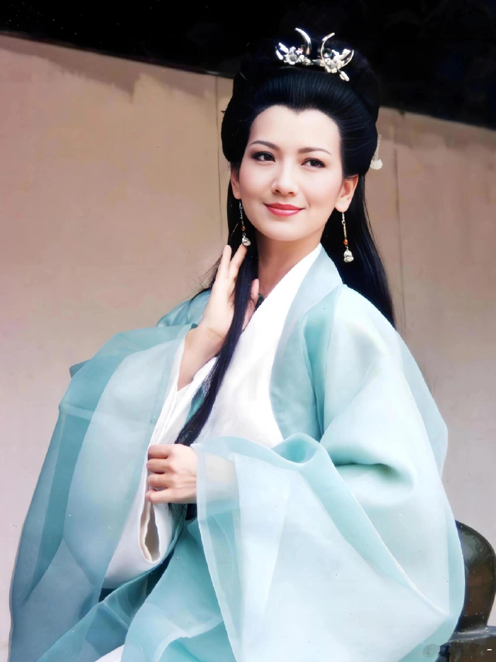 内娱自带国民感滤镜的演员 赵雅芝的国民感无人替代！经典角色深入人心，综艺红毯上的