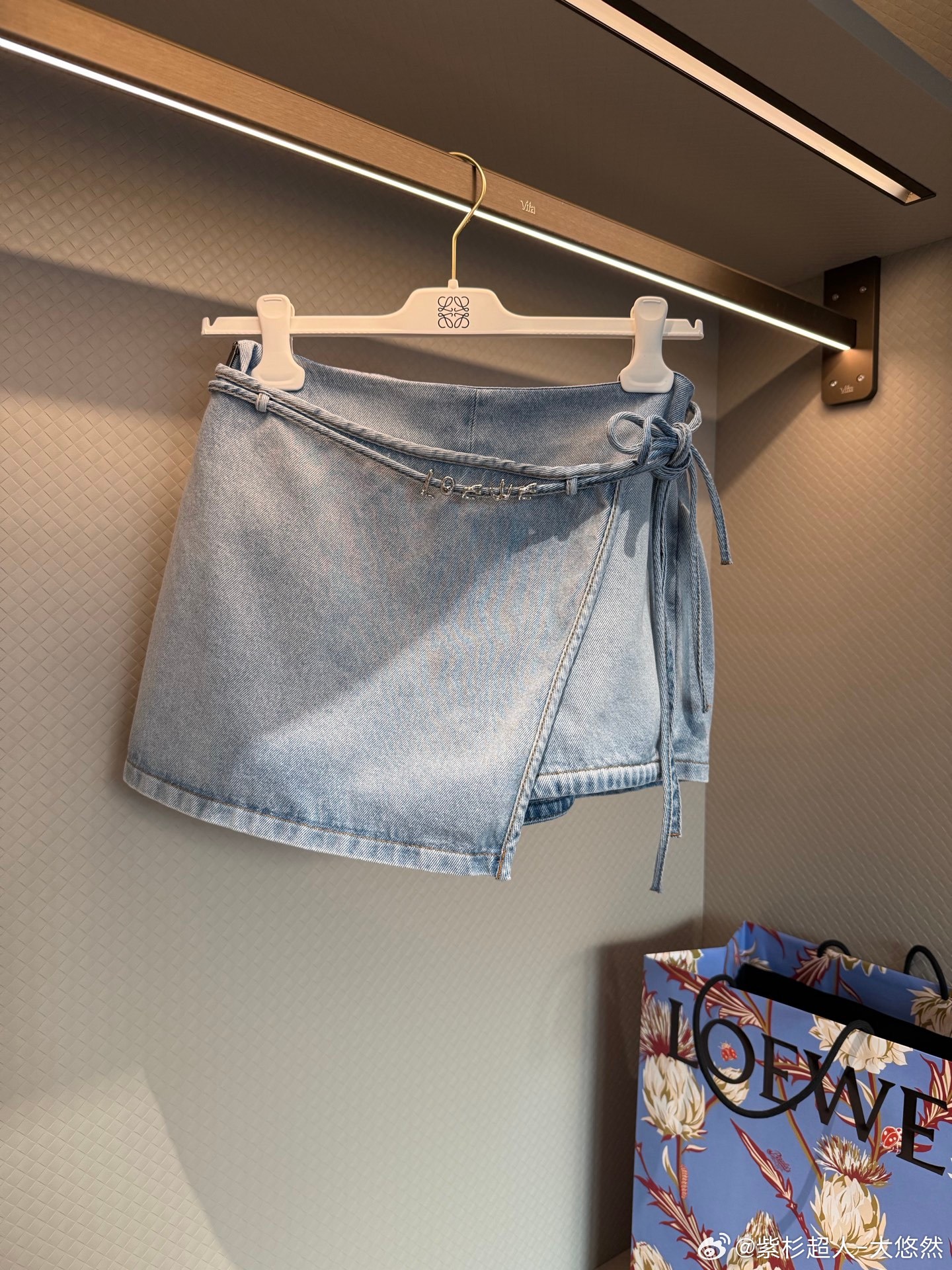 LOEWE牛仔裙裤 浅蓝水洗丹宁材质，裙裤一体设计，俏皮又安全，侧系带+金属Lo