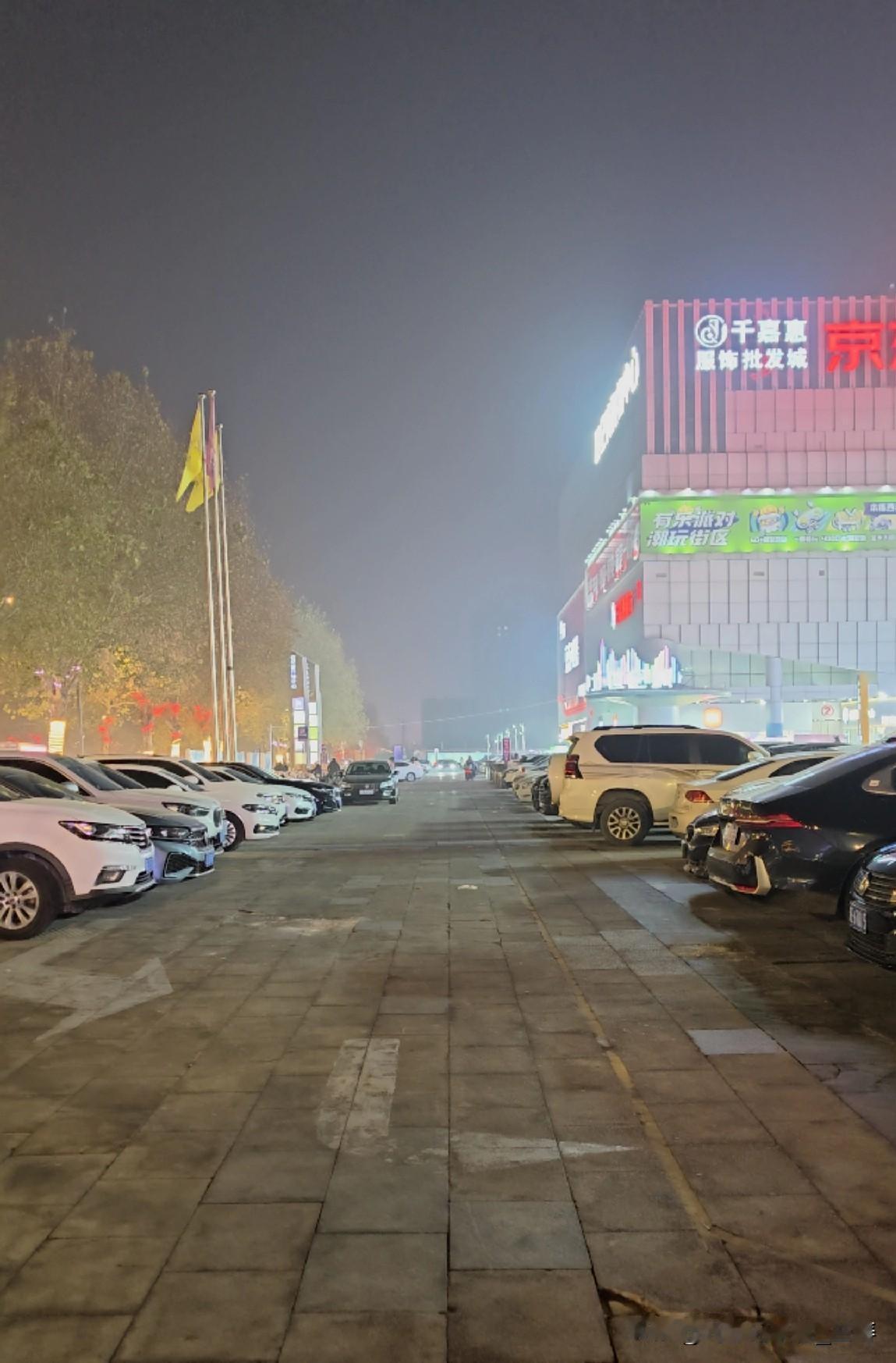 邢台街景 邢台，往昔夜晚，街道似灵动的乐章，人如潮涌，热闹非凡。霓虹闪烁间，小吃