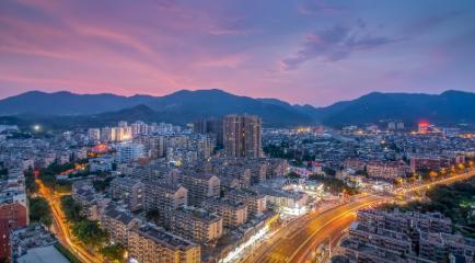 如果你家孩子是龙岩本地户口，还有“面向龙岩”的单独招生计划，分数会再低一些——历