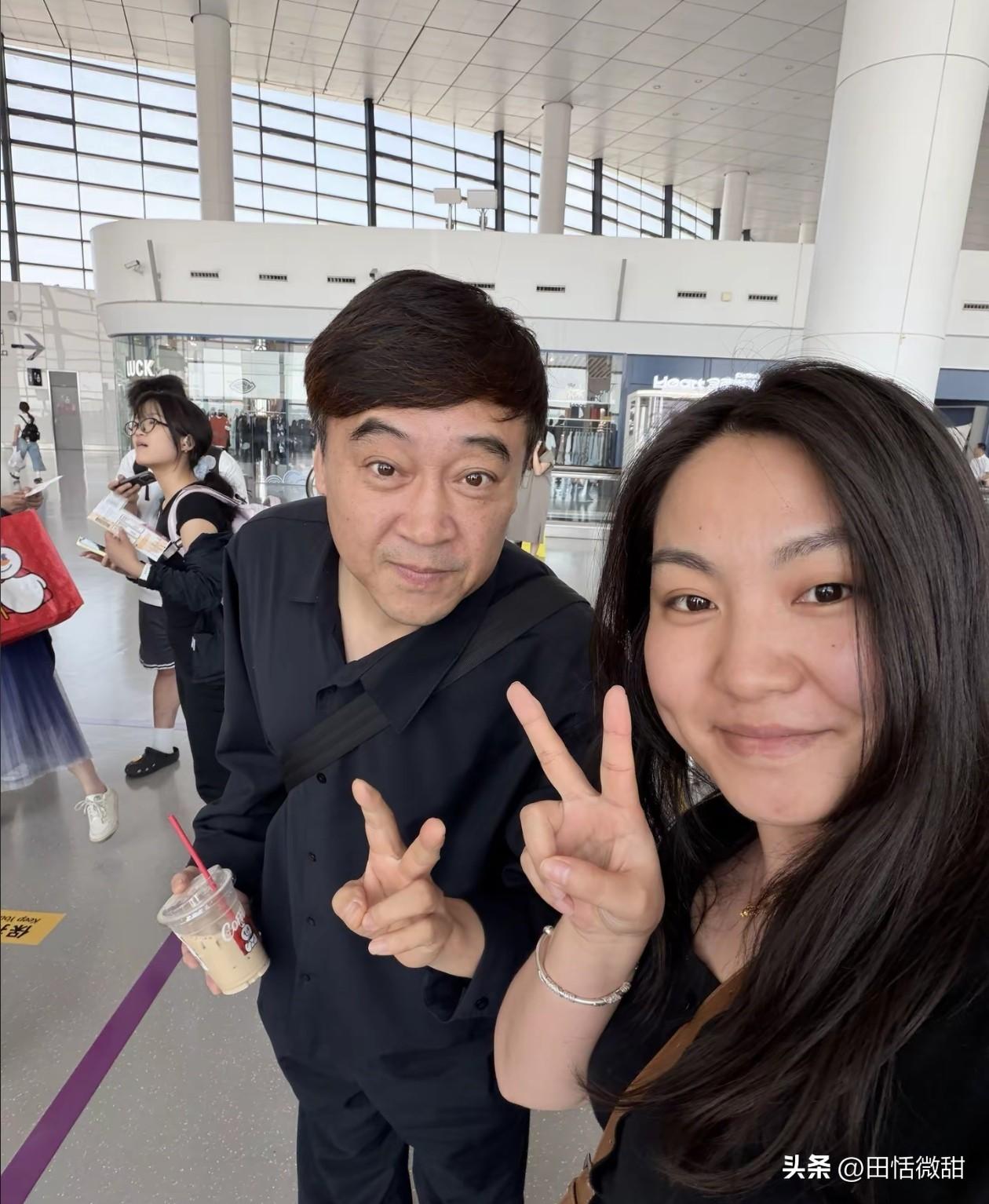 有网友在机场偶遇二人转演员“张中维”的扮演者张小伟，他没有保安护送，也没有助理跟
