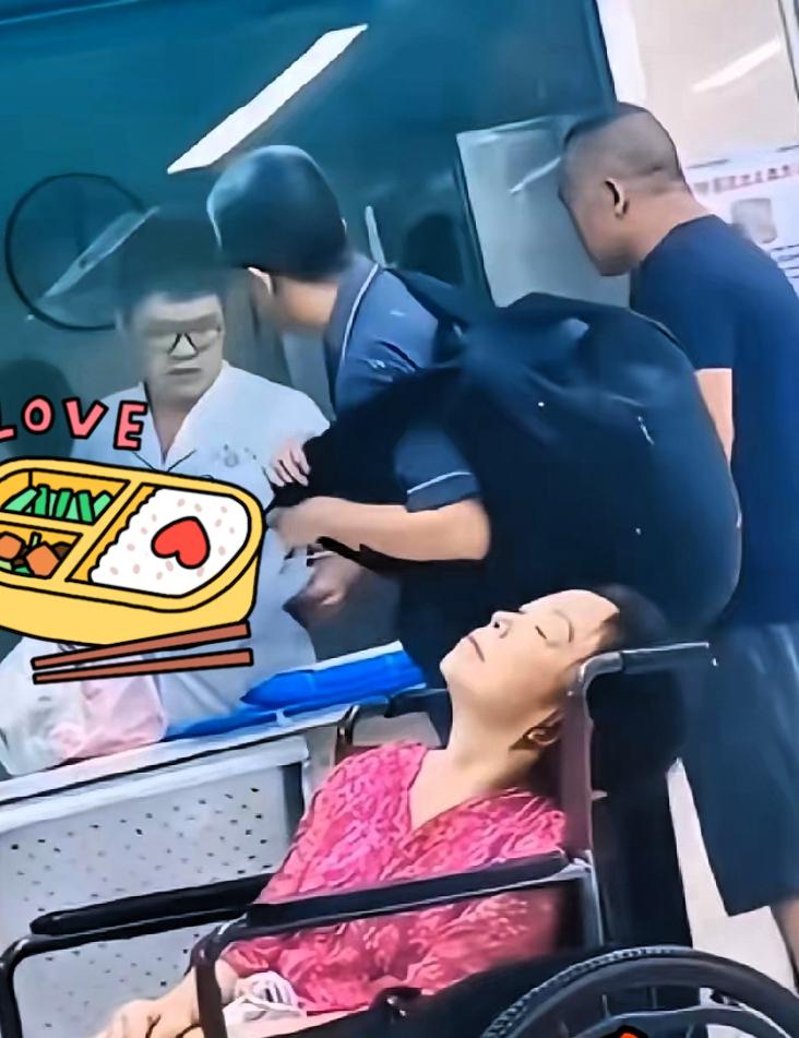 直播间罗妈妈吃外卖的一幕，引来不少网友心生担忧，纷纷猜测不已。
 
儿子身为医生