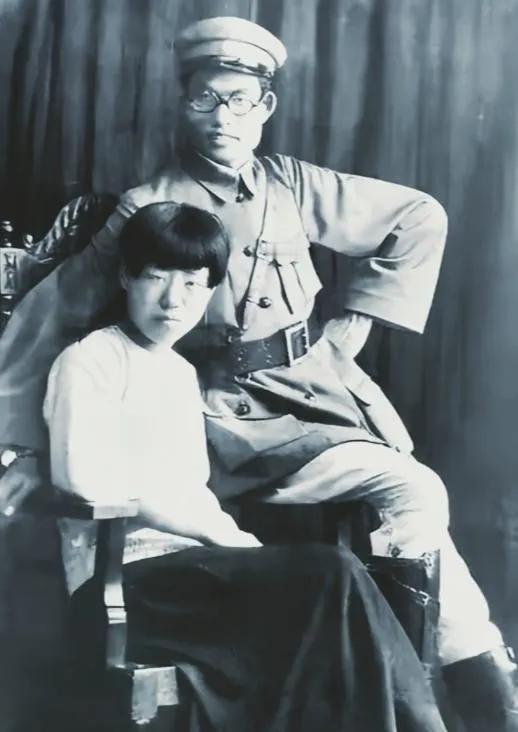 1940年，延安，朱仲芷主动跟丈夫萧劲光离了婚。那一年她已经是六个孩子的娃，和萧