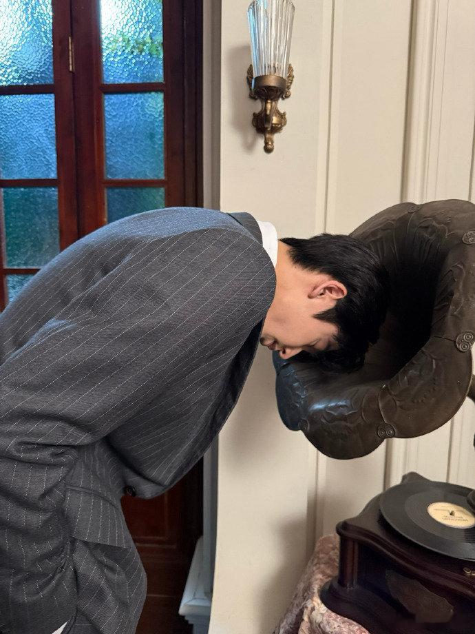 张凌赫这个听歌姿势我真是笑不活了，把头埋进留声机会听得更清楚吗[卡皮巴拉] ​ 