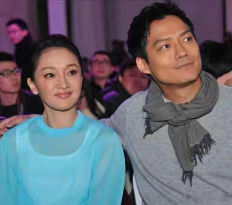 离婚五年半以后，51岁周迅在香港闪闪发光，他回美国生活沦为配角 