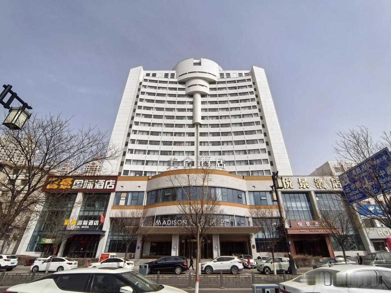 以前这栋楼是大同的写字楼，小公司非常的多，现在变成了三家酒店。
美仑酒店，富豪国