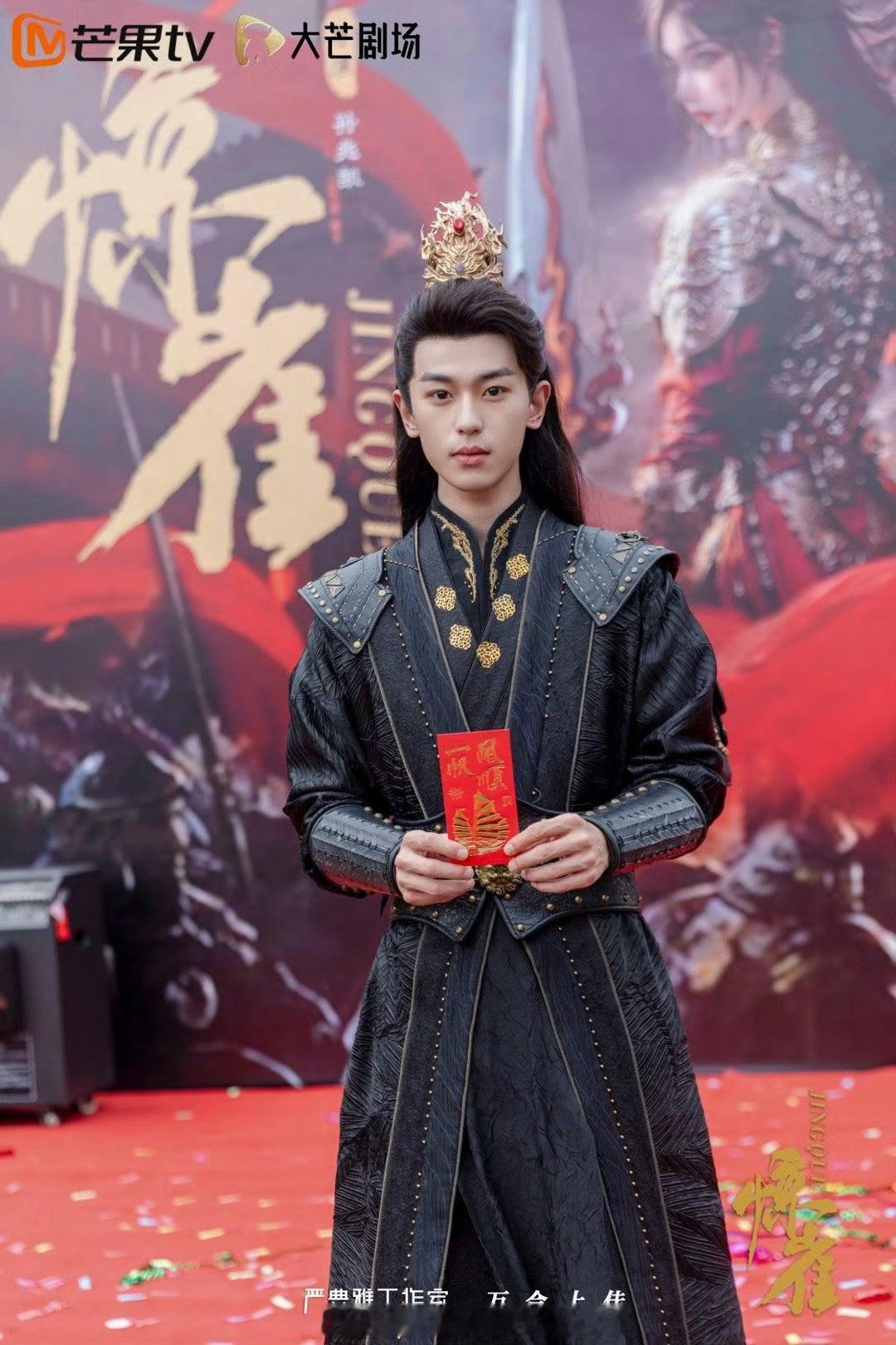 理解开机/杀青照带墨镜的艺人了，要么 p 得贼丑，要么 p 得不像本人。 ​​​