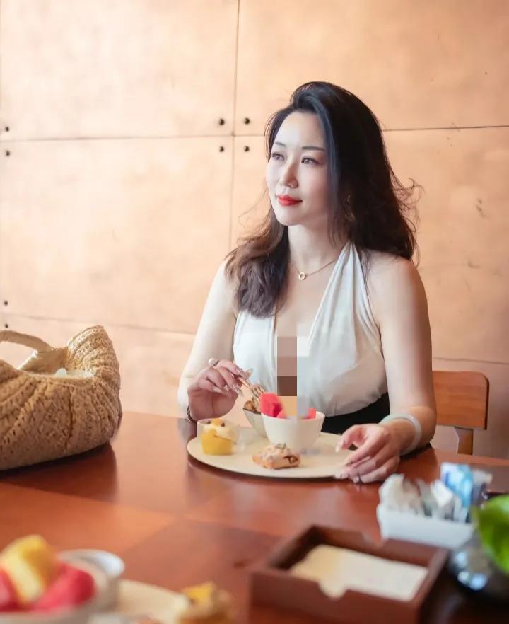 晓晓美御姐
抖抖平台上最有味道的美御姐之一，很多人心中的女神，不管是长相和穿衣打
