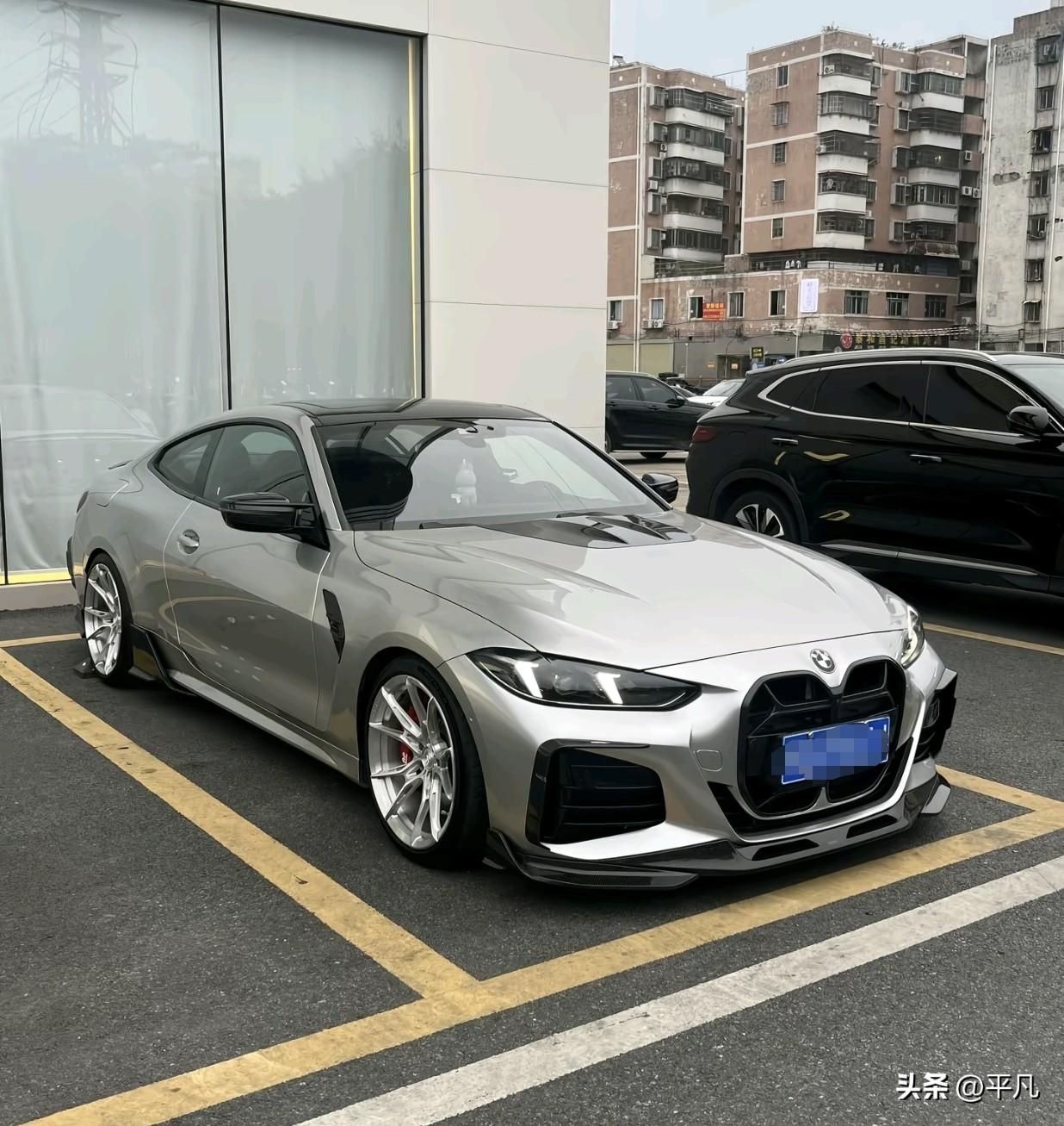 刚刷到这台宝马，瞬间被戳中审美点，忍不住反复看了好几遍！
 
哑光银的车身太有质