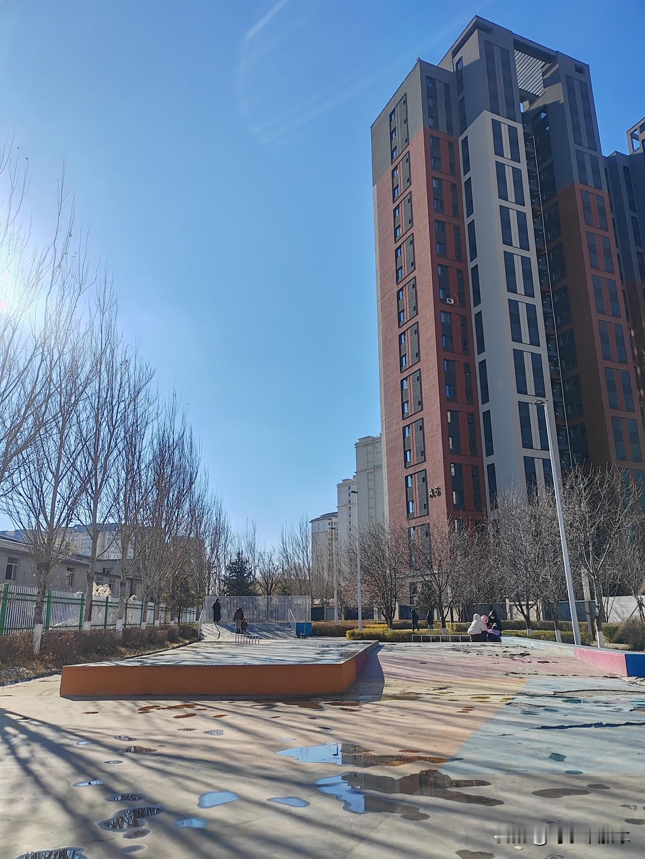 大太阳晃得人睁不开眼，一低头——嚯，这广场坑坑洼洼跟月球表面似的，还攒着好几个小