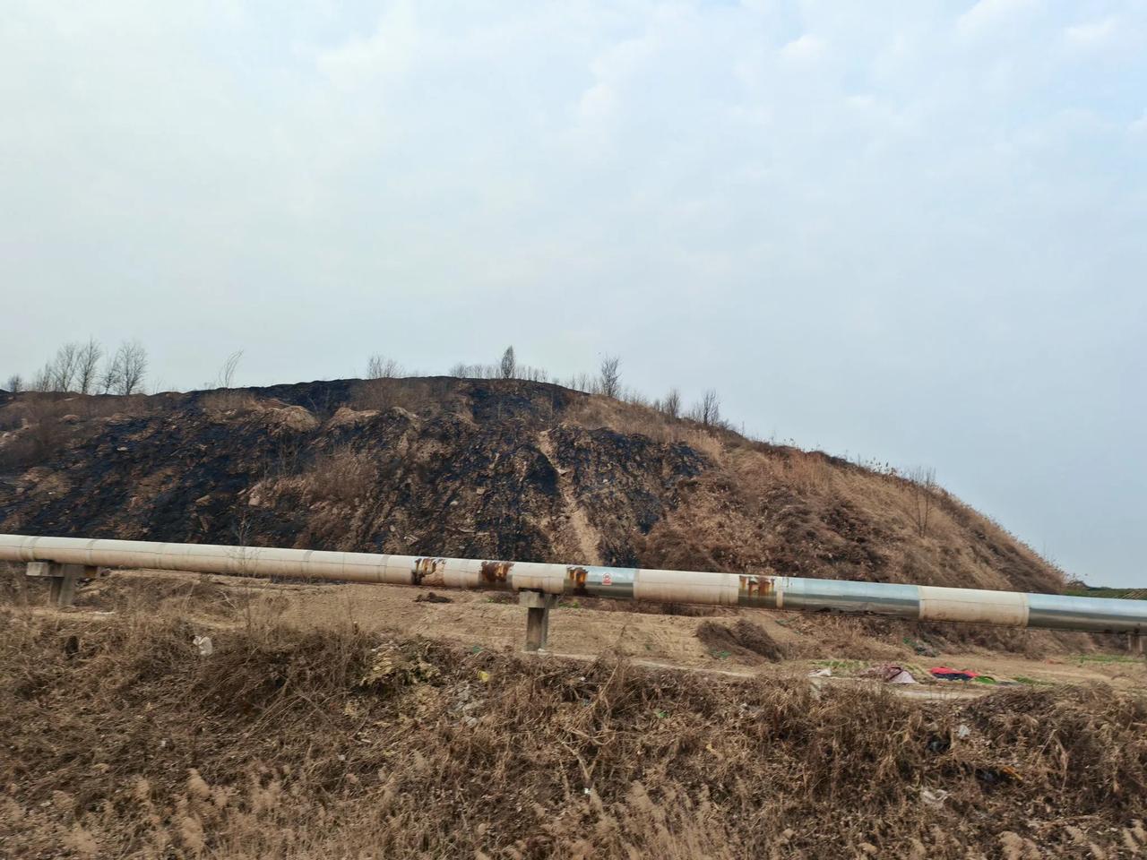 远看好似一座山，
一问方知非自然。
建筑垃圾堆聚成，
只叹人类能胜天。