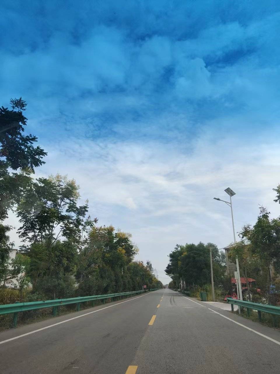 两个人长久相伴，包容只是基础，最难得的是彼此保留独立天地。失去自我的依附，再炙热