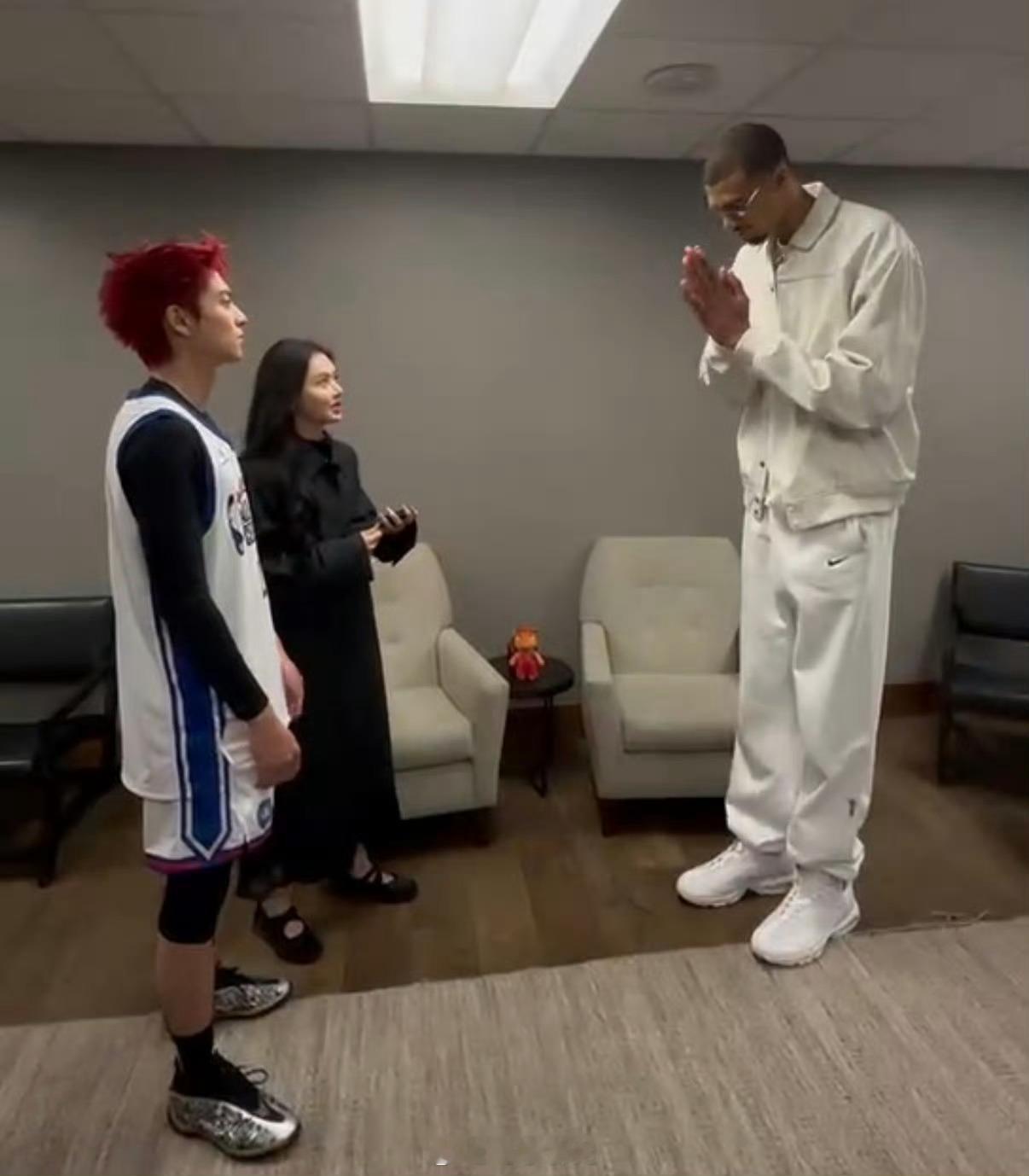 王鹤棣NBA宣传星河入梦 王鹤棣这波NBA之行太圈粉了，拿着星河入梦的扇子淡定入