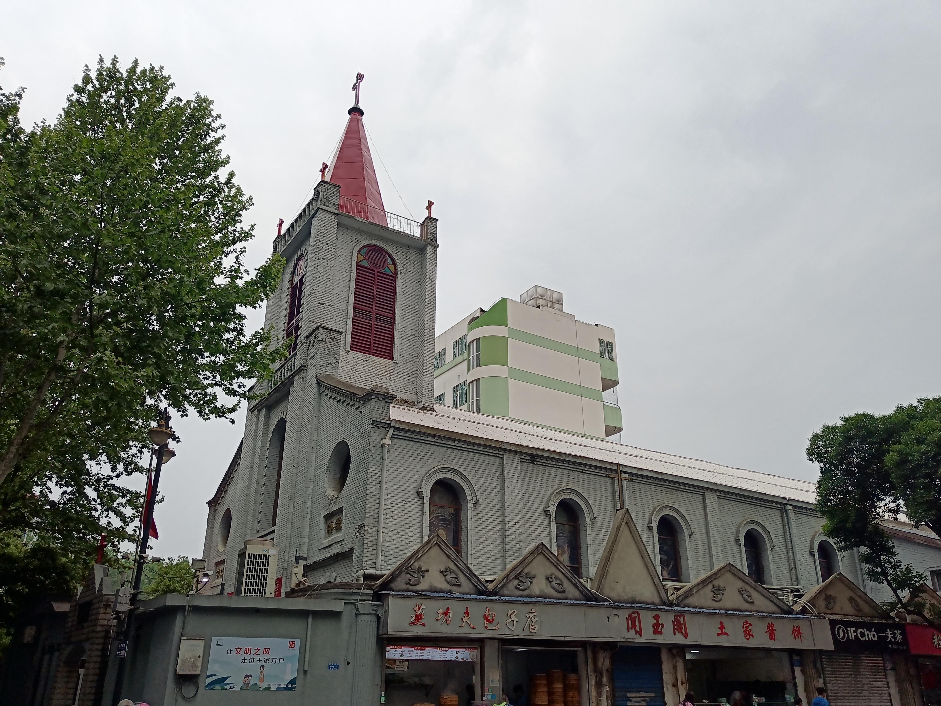 九江能仁寺一带也被列入历史街区，实际上这条街除了能仁寺都给教会势力占了，沿途有修