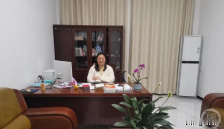 “权力的滥用太可怕！”安徽，女校长只是去仓库内查看桌椅，不料被醉酒的房东拒之门外