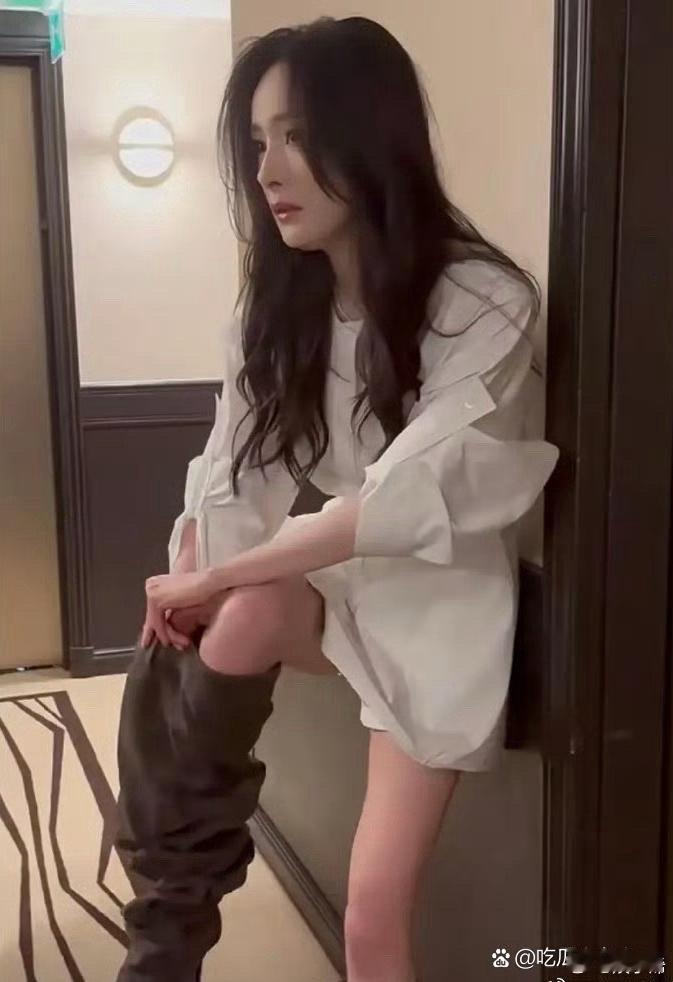 杨幂的腿是有多细！靴子里都能藏手机了！ ​​​