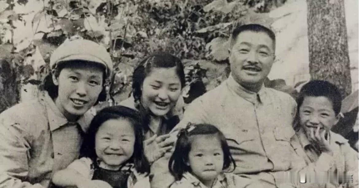 1951年，重庆，贺龙与夫人薛明、大女儿贺捷生、二女儿贺晓明、小女儿贺黎明、儿子