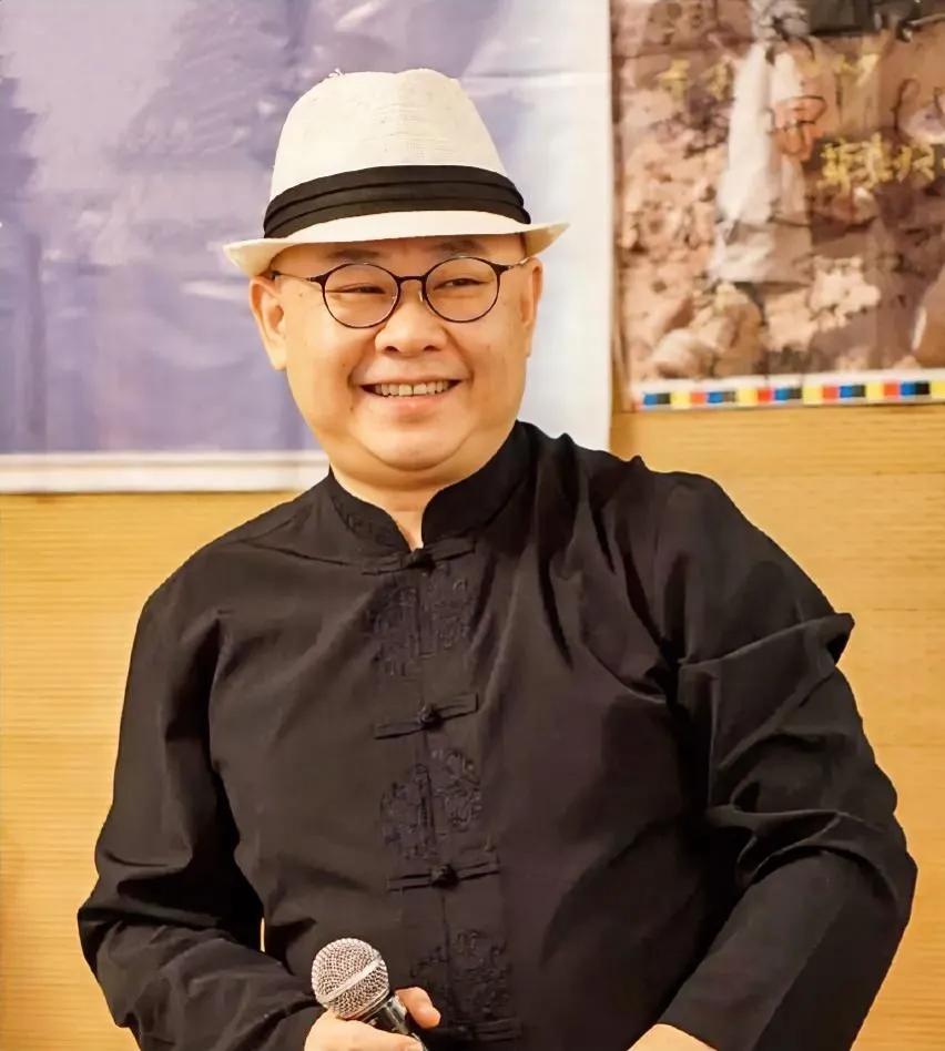 刀郎这次好像又红了个寂寞 ！
查遍网上爆料的中秋晚会名单，没有见到他的名字，反而