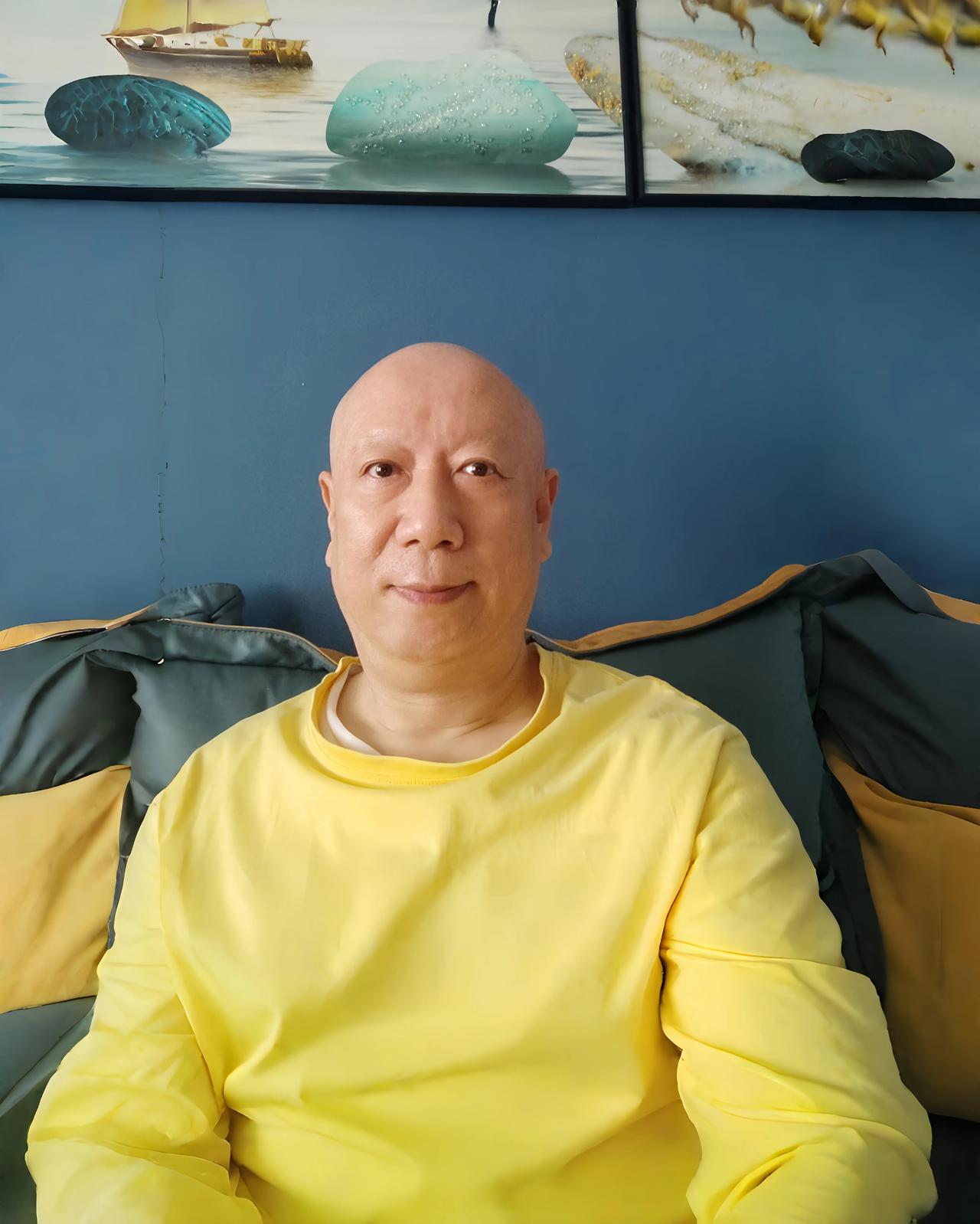 根据面相学的理论，这个人的额头宽阔，这可能表示他有智慧和思考能力。
他的眉毛长而