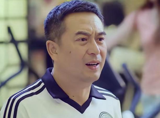 56岁的张嘉益，彻底不住北京了。他没去美国，也没去加拿大，直接搬回了老家西安，住