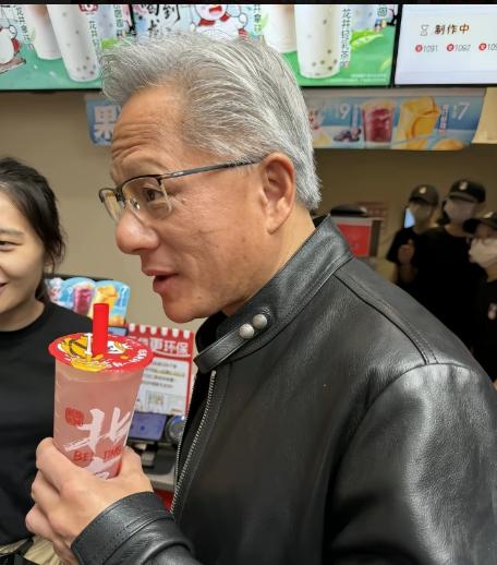 黄仁勋买了杯蜜雪冰城，竖大拇指称赞好喝。

5月15日上午，北京南锣鼓巷的一家蜜