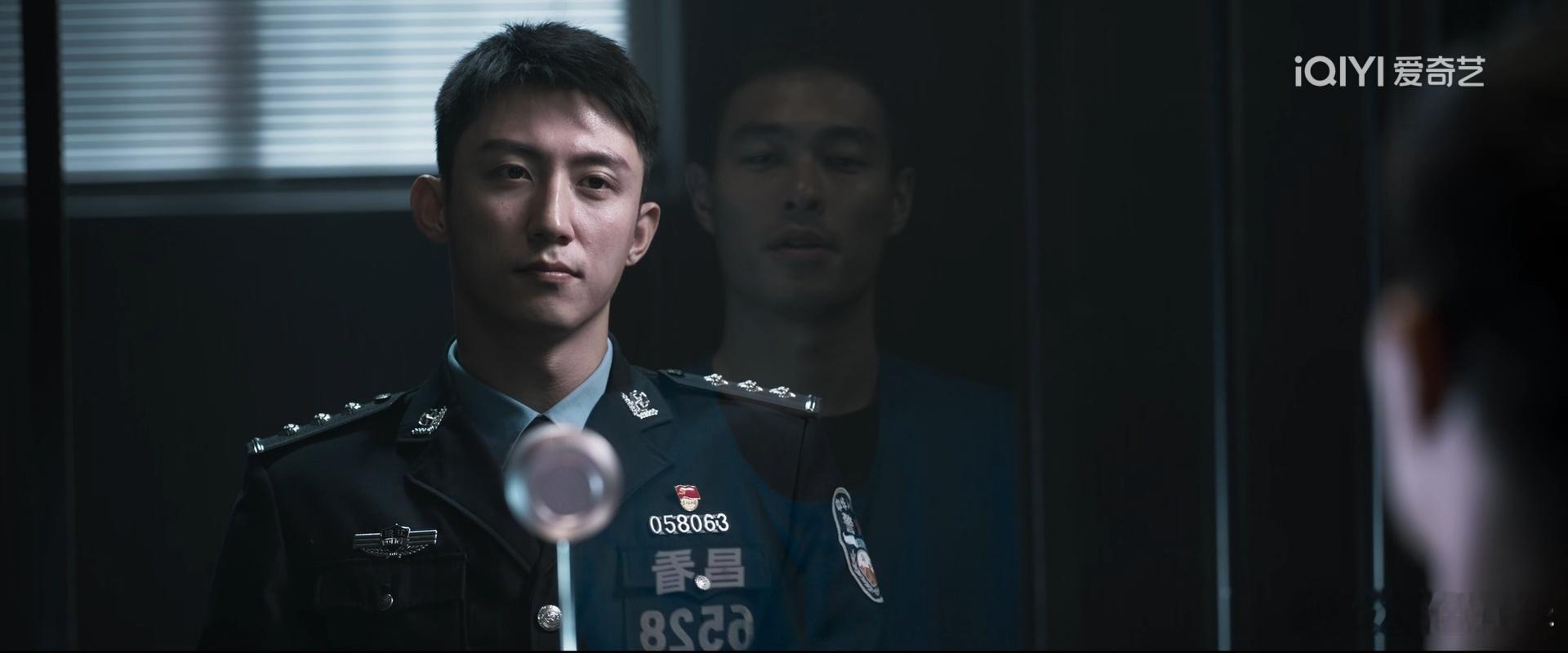 我原本预设，还以为秦枫和刘天也也会有一场隔着玻璃对话的，最后秦枫在龙湾吹风的确实