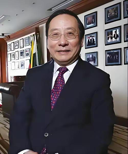 我一直以为高志凯这种级别的大佬，出去参加活动，都是国家派的专机，配着团队，前呼后