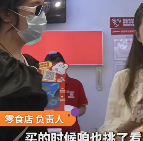 河南安阳，女子发现未拆封的面包中有小飞虫，在包装里来回飞，密密麻麻有十几只。女子