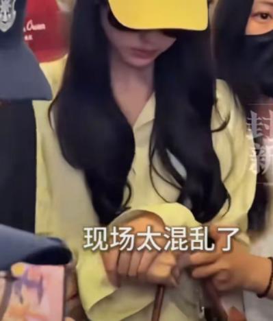 机场被围堵推搡，陈都灵一句 “没哭没哭，眼泪是珍珠” 温柔化解尴尬。

6 月 