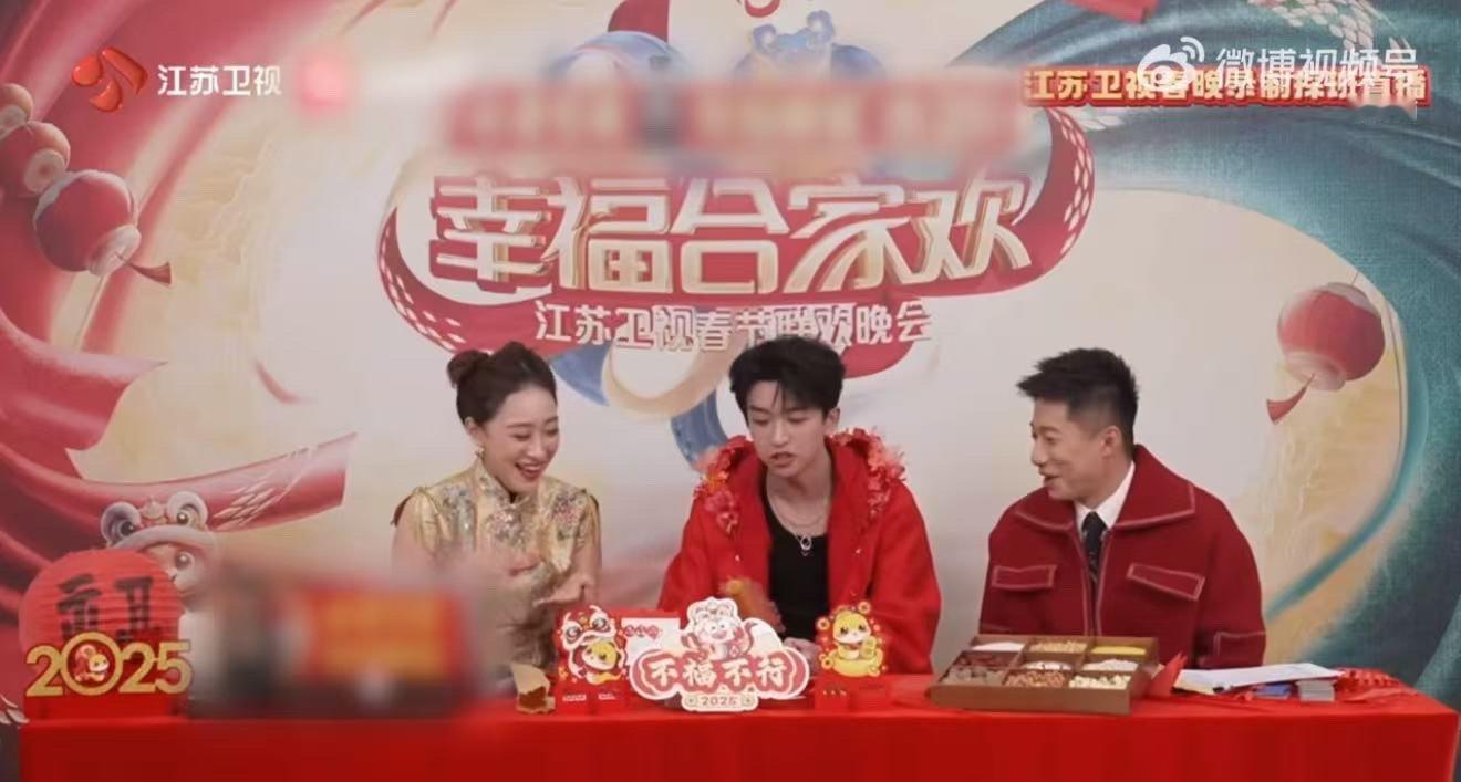 黄子弘凡糖葫芦都粘不住的嘴  春晚后台居然有这么多有趣的场面啊，多亏了黄子弘凡的